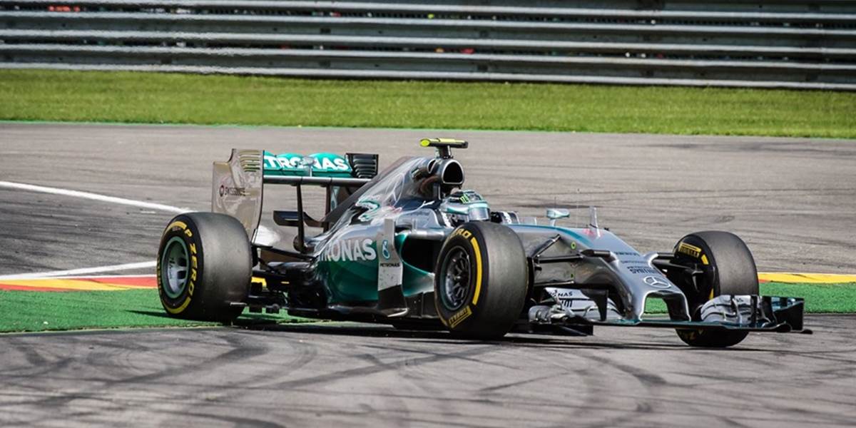F1: Mercedes potrestal Rosberga za kolíziu s Hamiltonom