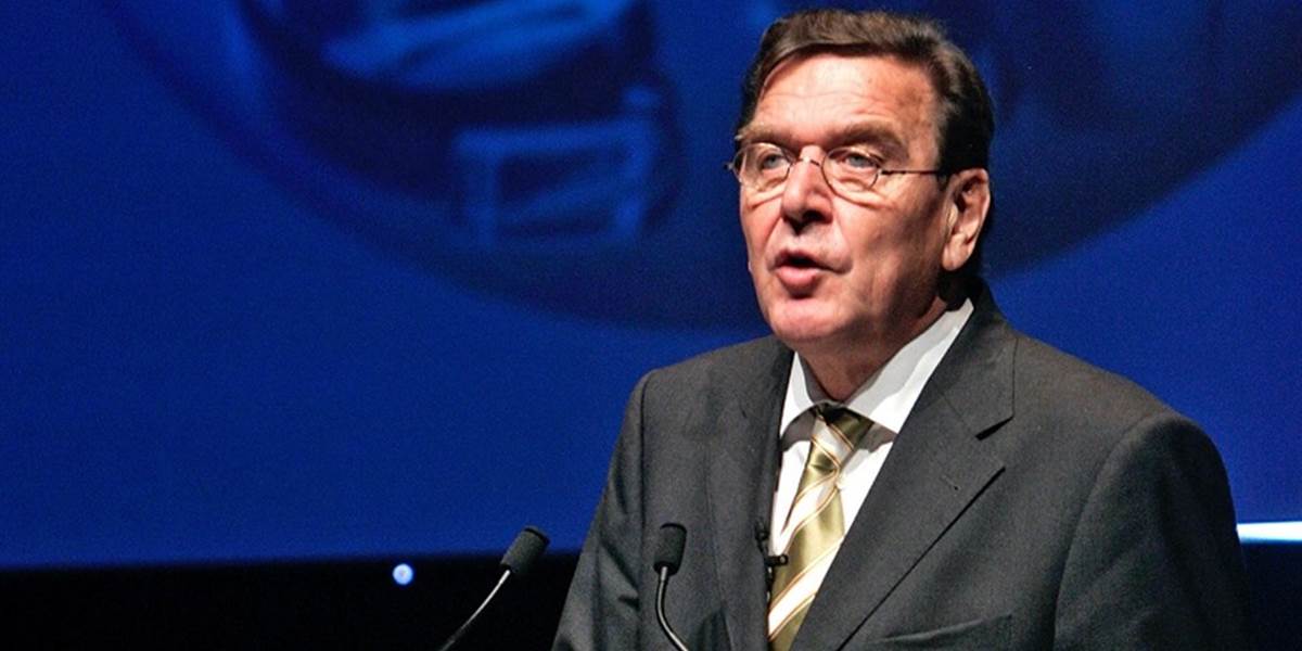 Gerhard Schröder varoval pred novými zákopmi v Európe