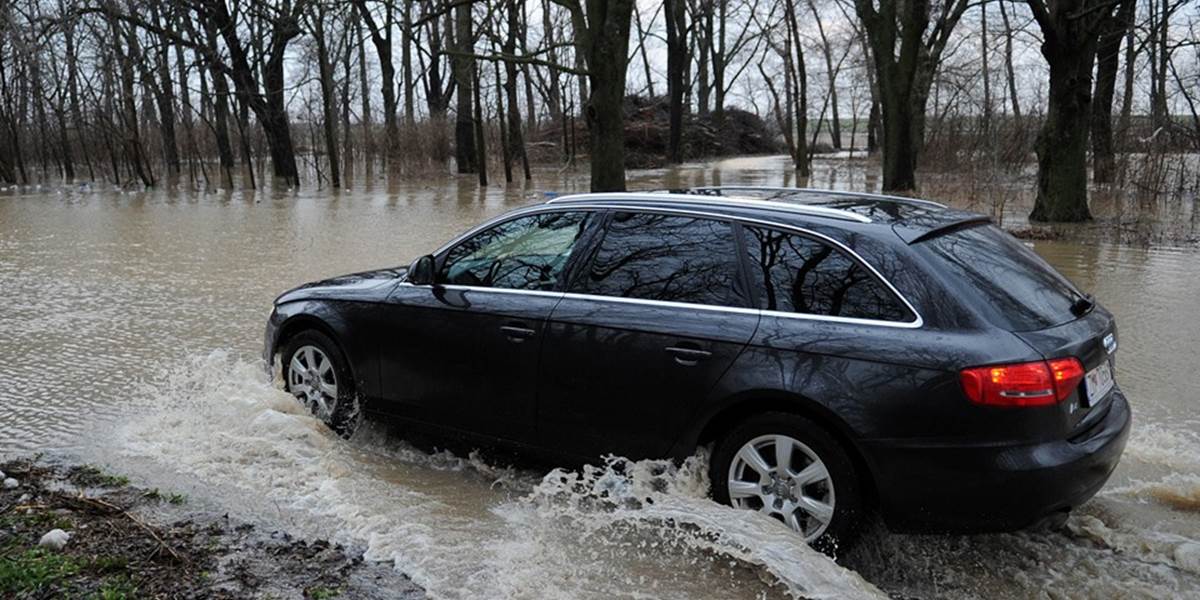 Zaplavené cesty komplikujú dopravu v Nitrianskom kraji