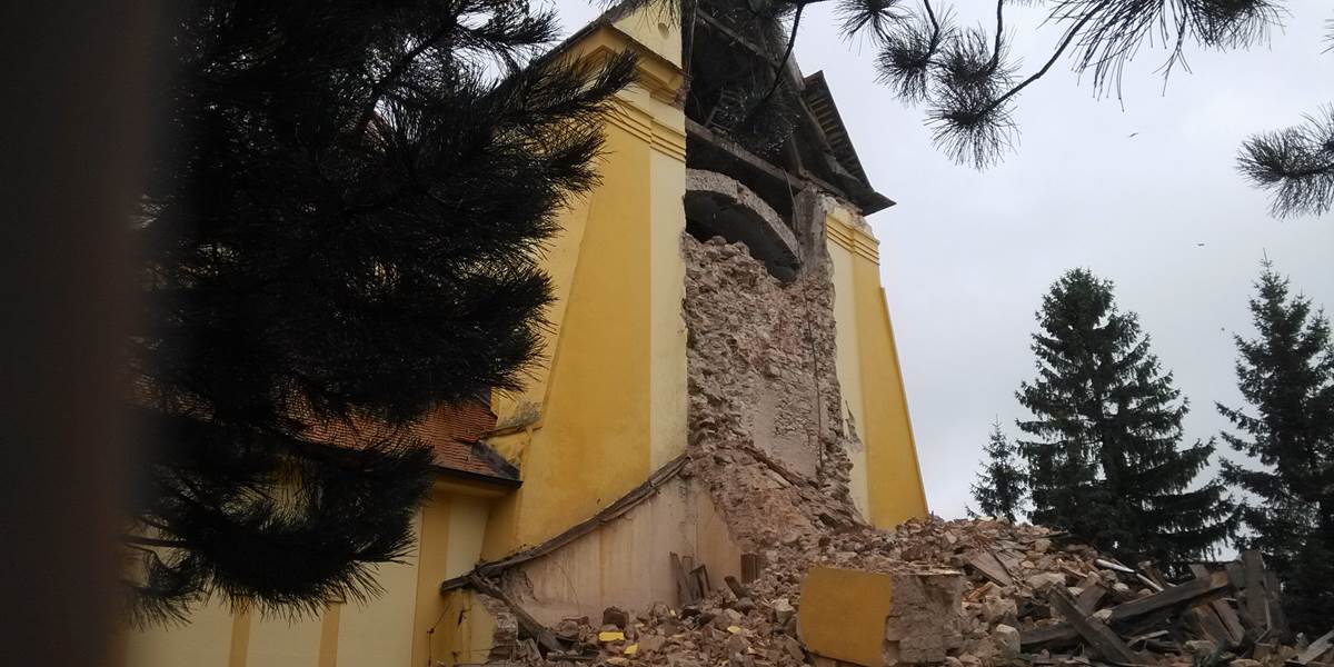 FOTO V Lábe na Záhorí sa zrútila kostolná veža