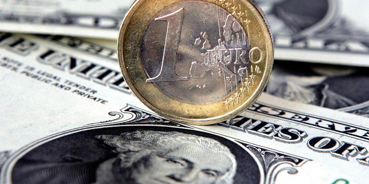 Euro voči doláru kleslo na nové ročné minimum