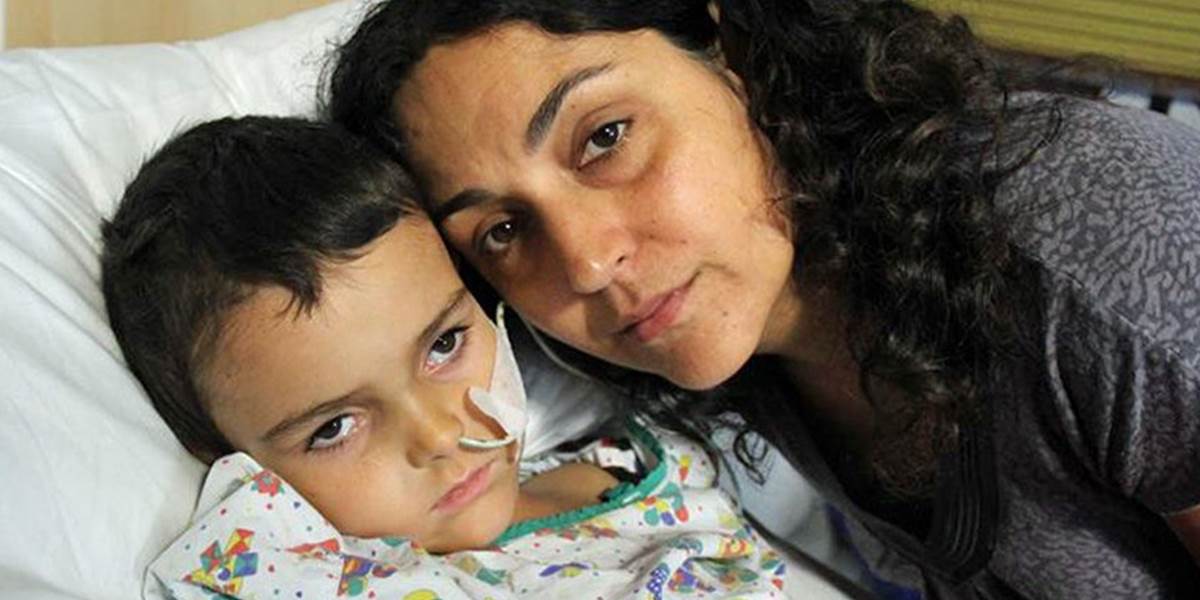 Rodičia britského chlapca s nádorom na mozgu opustili španielske väzenie