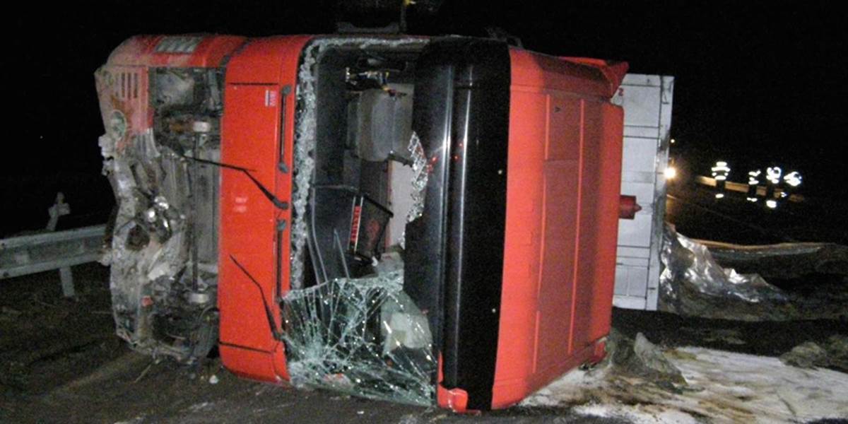 Po tragickej zrážke s autobusom obvinili vodiča ťahača