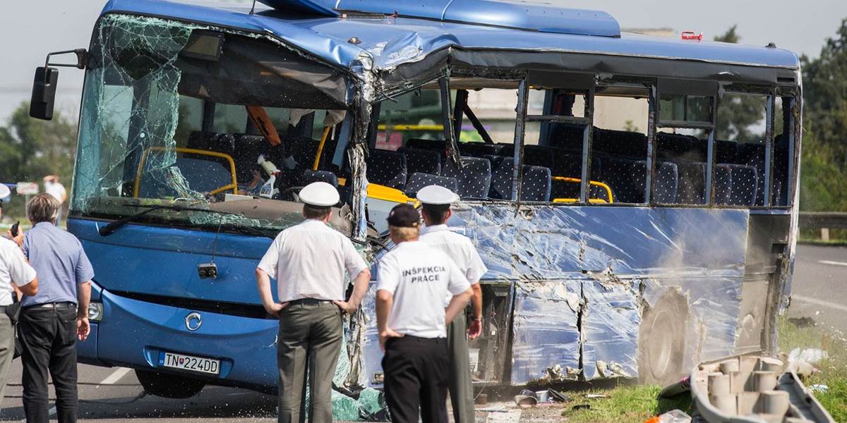 Desať ľudí ostáva po včerajšej nehode autobusu v nemocnici z ťažkými poraneniami!