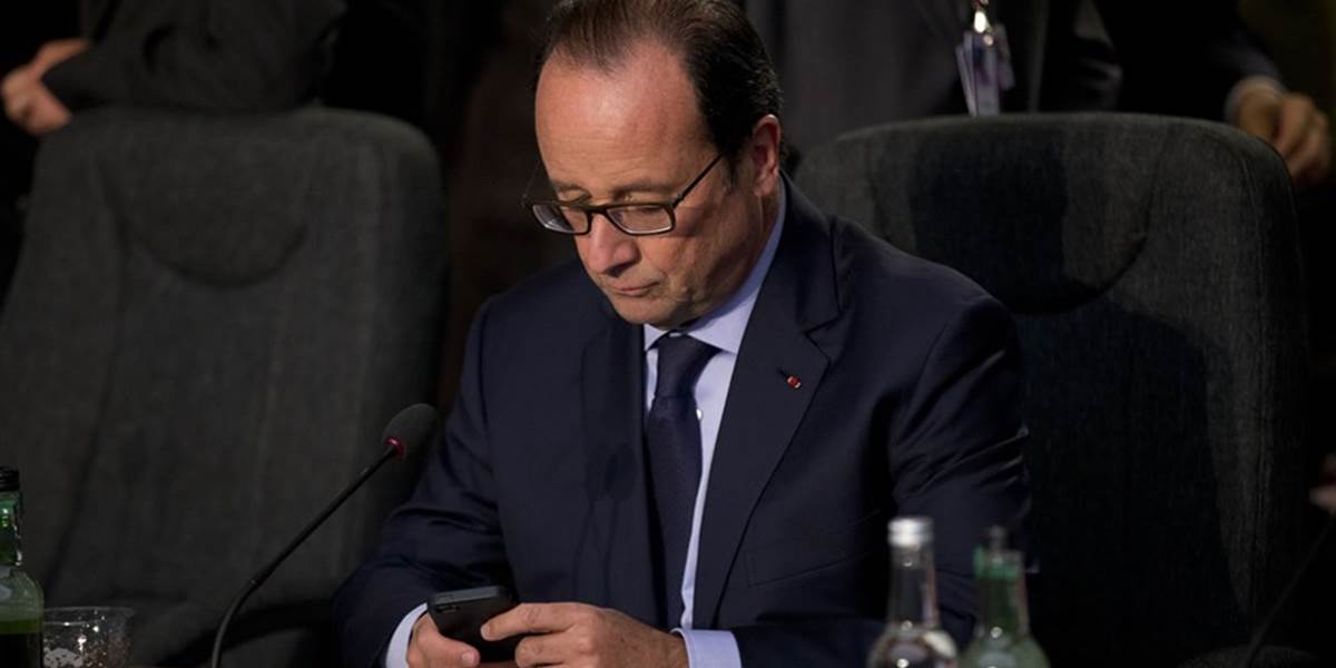 Popularita francúzskeho prezidenta padla na historických 13 percent