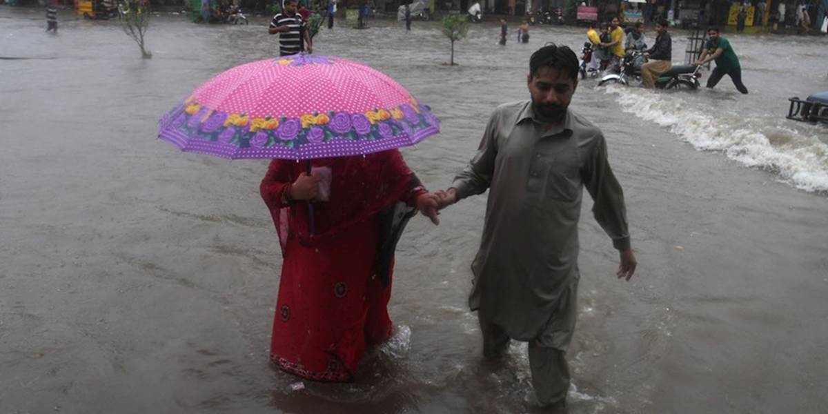 Monzúnové dažde zasiahli Pakistan a Indiu: Hlásia vyše 200 obetí