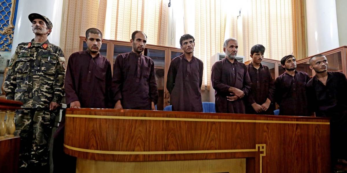 Sedem mužov odsúdili na smrť za znásilnenie štyroch žien