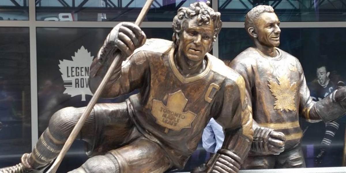 NHL: Legendárni Sittler a Bower majú bronzové sochy pred halou v Toronte