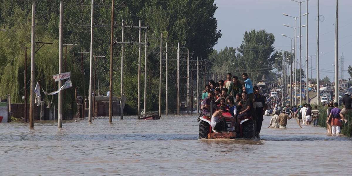 Povodne v Kašmíre majú už viac ako 400 obetí
