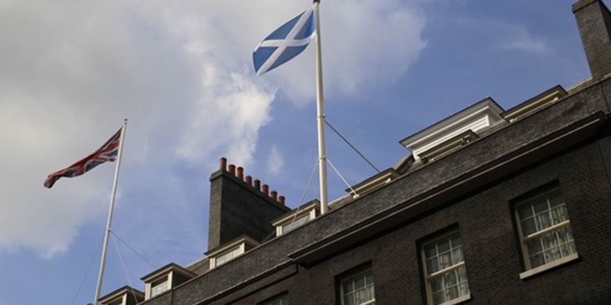 Nad londýnskou rezidenciou britského premiéra zaviala škótska vlajka