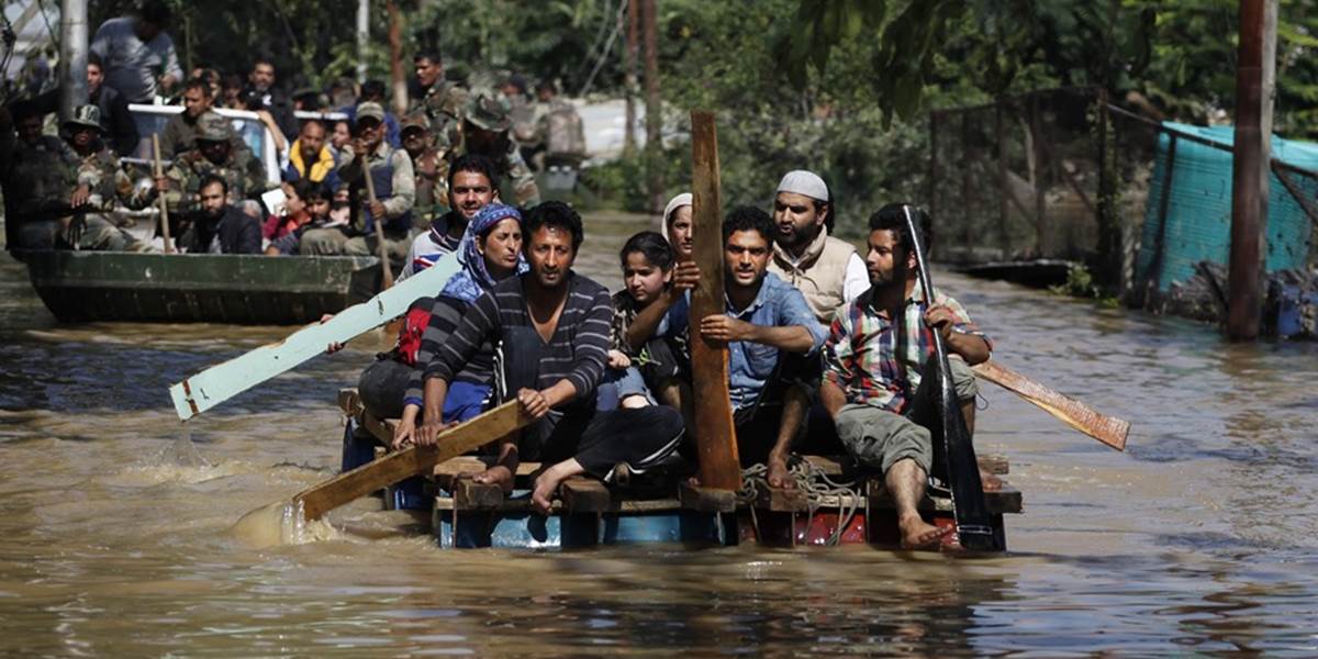 Záchranári evakuovali v indickom Kašmíre desaťtisíce z odrezaných dedín