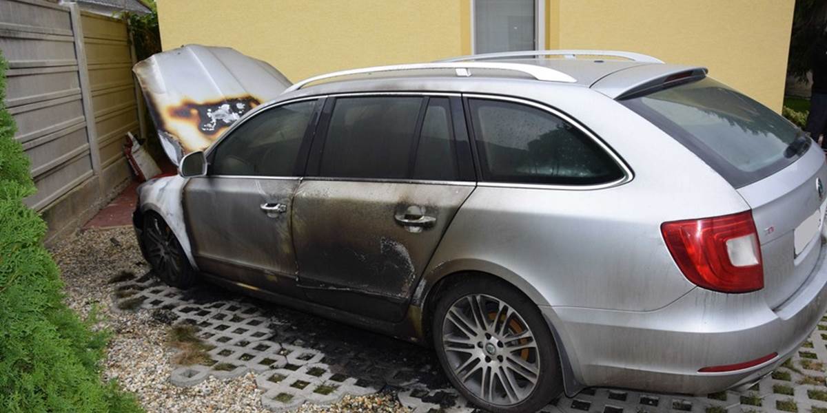 Na Kurskej ulici v Košiciach horelo auto, niekto ho podpálil