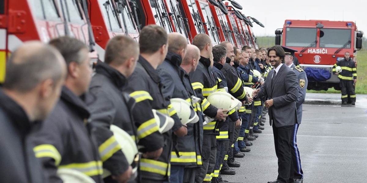 FOTO Kaliňák odovzdal hasičom nové lesné špeciály Tatra