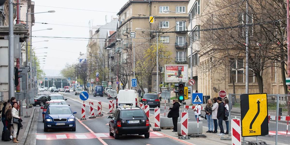 Vodičov v Bratislave cez víkend čakajú dopravné obmedzenia