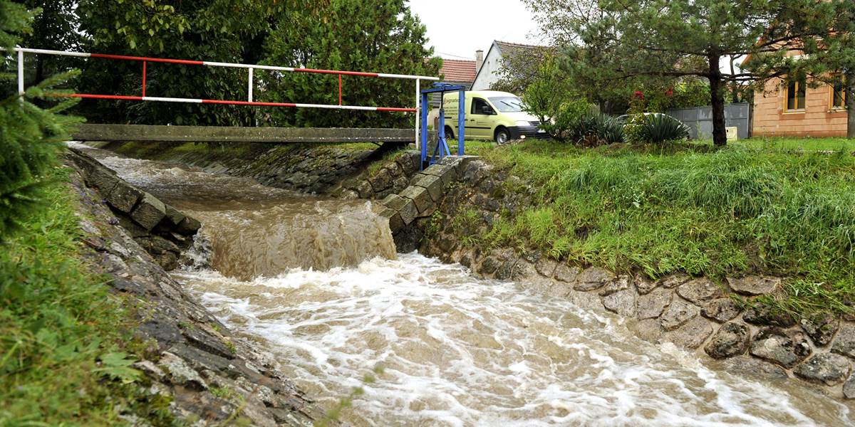 Slovensko zasiahli silné dažde: Zatopené sú viaceré obce, v Myjave vyhlásili stav ohrozenia!