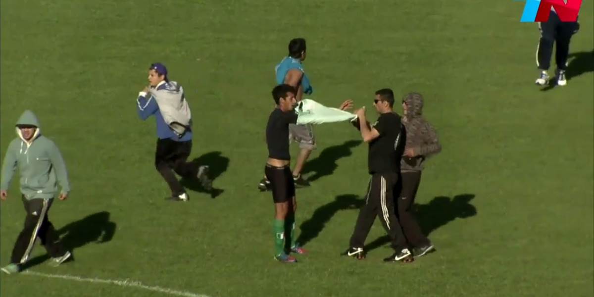 VIDEO Fanúšikovia počas argentínskeho duelu ukradli hráčovi dres aj trenírky