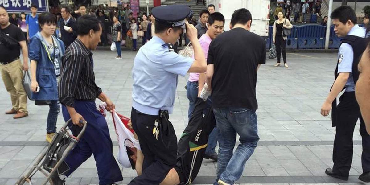 Za útok na stanicu na juhu Číny odsúdili troch mužov na smrť
