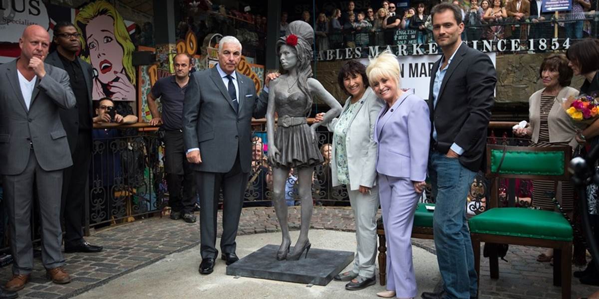 V Londýne odhalili sochu venovanú speváčke Amy Winehouse
