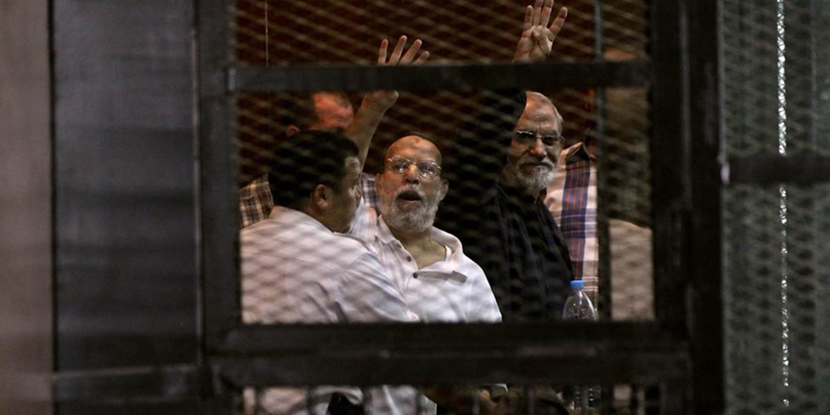 Egyptský súd udelil vodcovi Moslimského bratstva doživotné väzenie