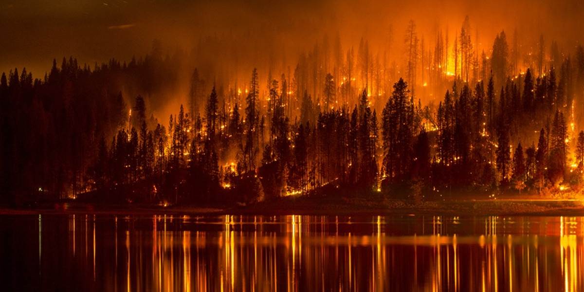 Kaliforniu sužujú desiatky ničivých požiarov