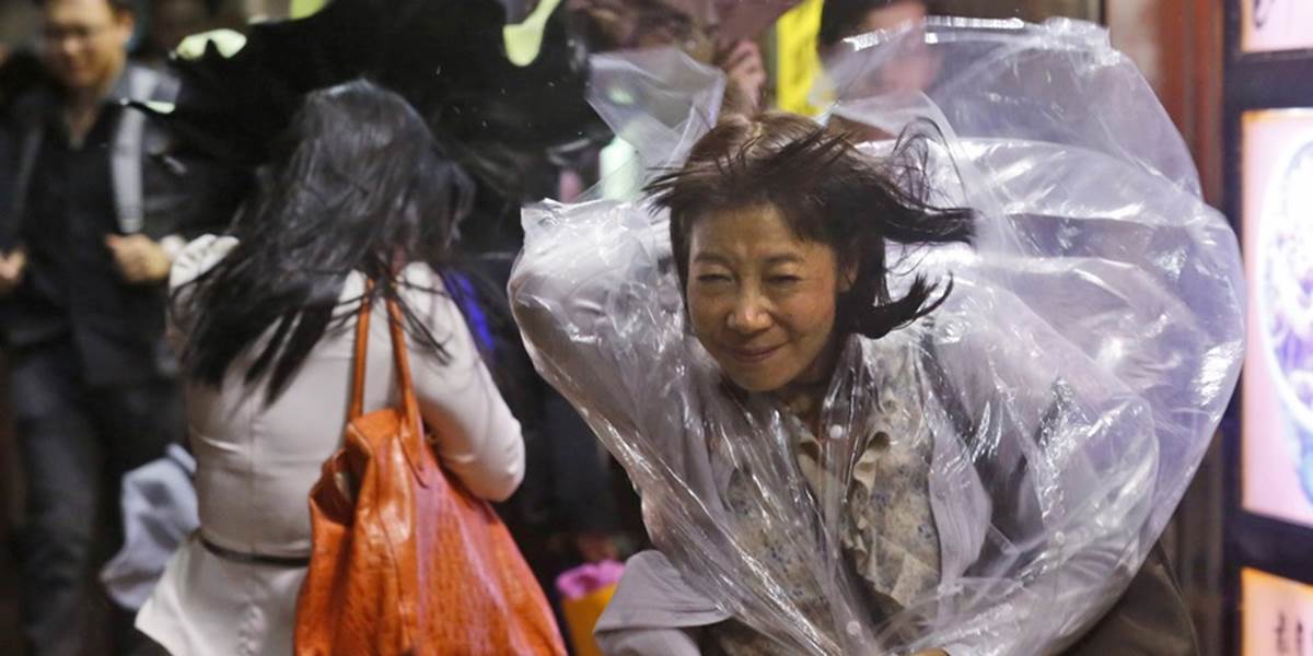 Tajfún Kalmaegi zasiahol Čínu, kde evakuovali 94-tisíc ľudí a smeruje na Vietnam