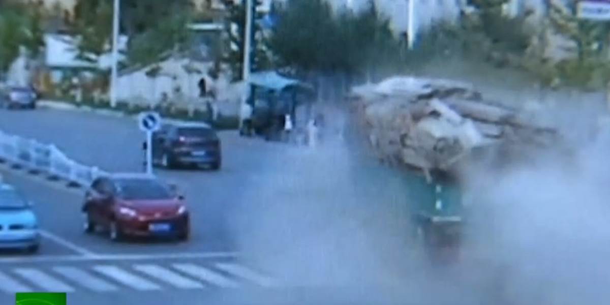 VIDEO Kamión narazil v Číne do zastávky autobusu, zahynulo osem ľudí!