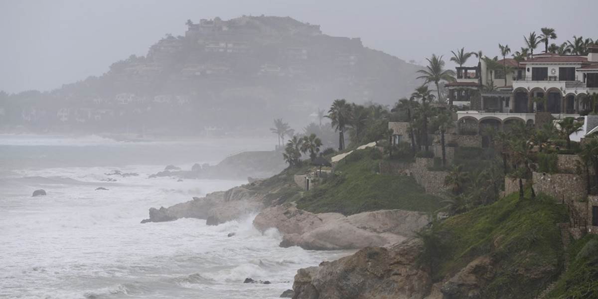 Hurikán Edouard slabne a vzďaluje sa od pobrežia USA