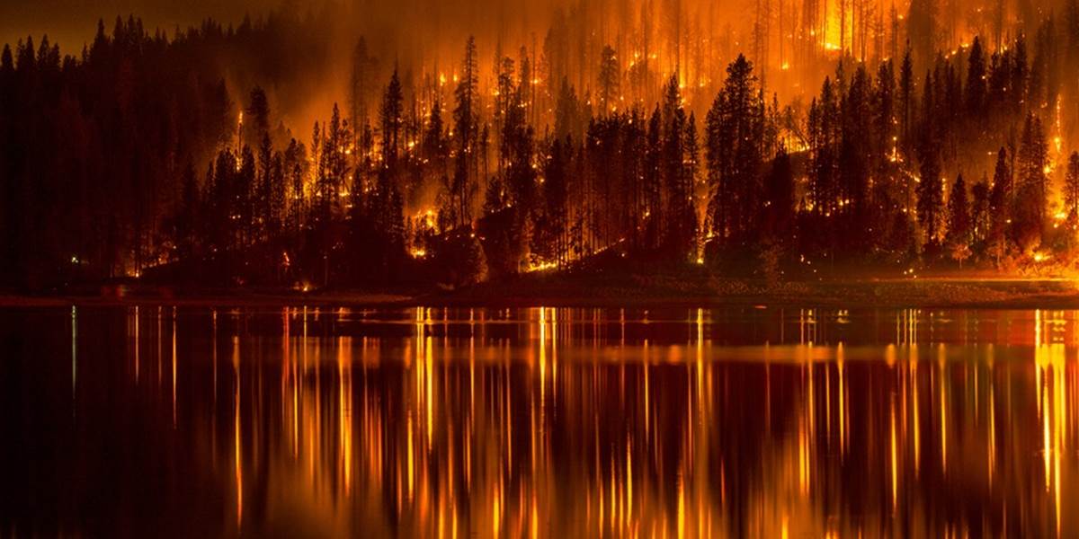 Požiar v Kalifornii si vynútil evakuácie a zničil už vyše 100 budov