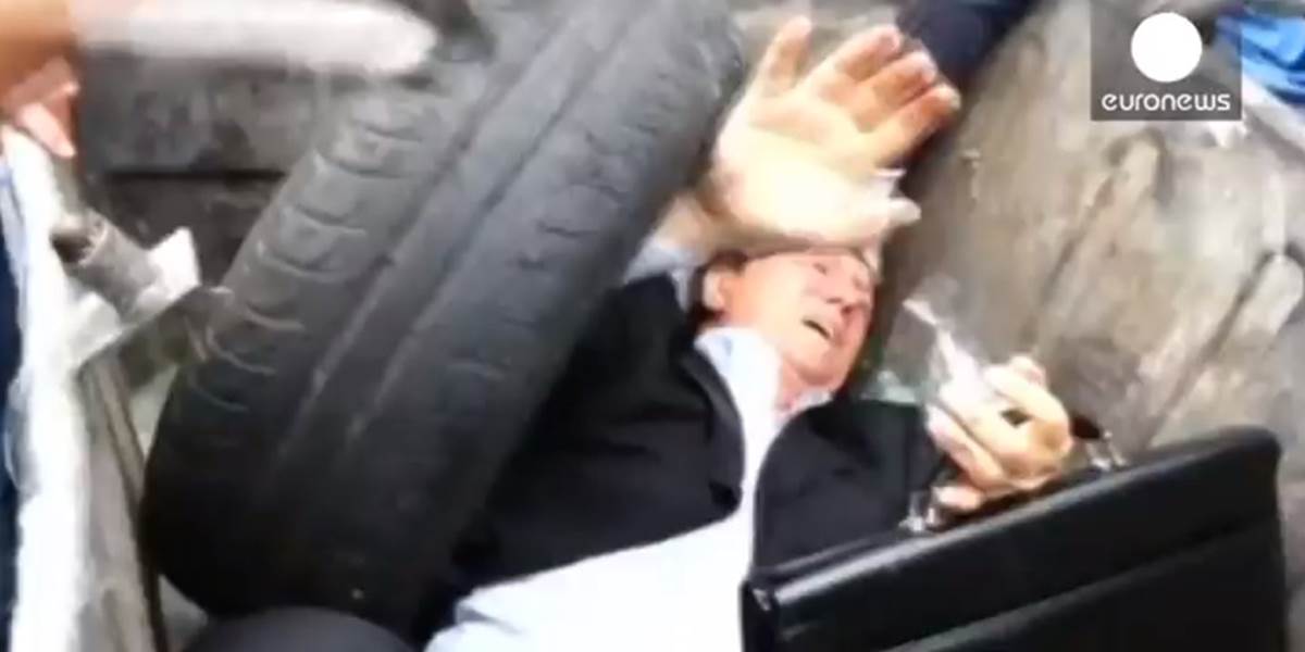 Ukrajinci sa nekašľú: Janukovyčovho poslanca hodili do smetného koša!