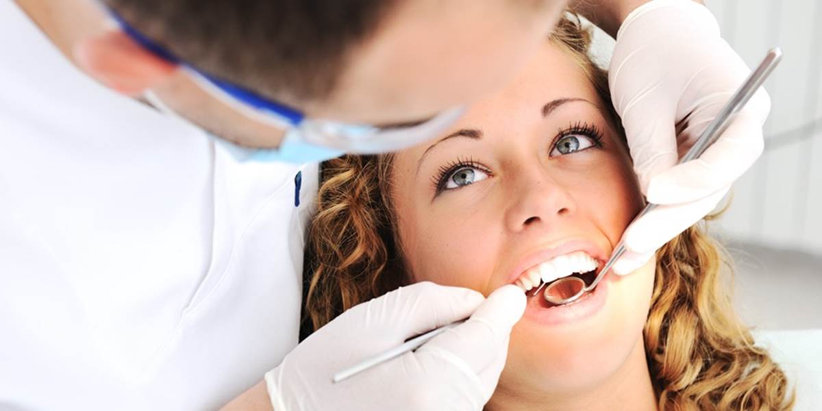 Dospelí zanedbávajú prehliadky u zubára častejšie ako mladí a deti