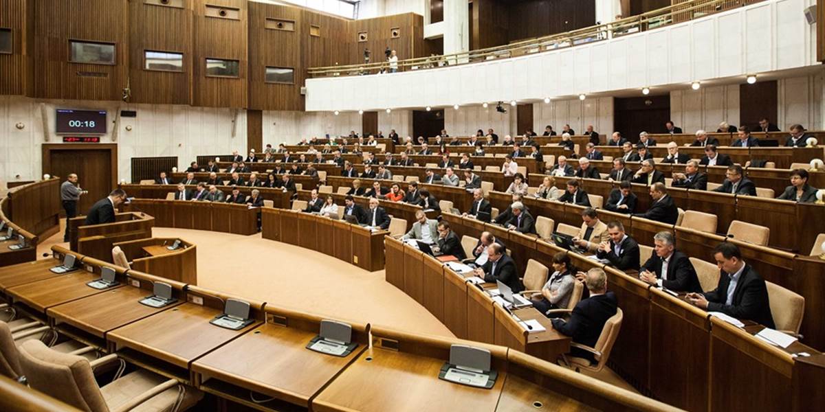 Poslancov čakajú výročné správy i rokovanie o Ukrajine