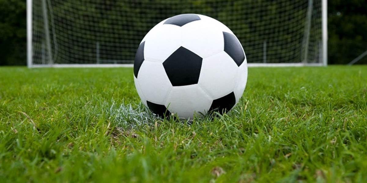Spoločnosť H&M upozorňuje na penovú futbalovú loptu, deťom hrozí udusenie