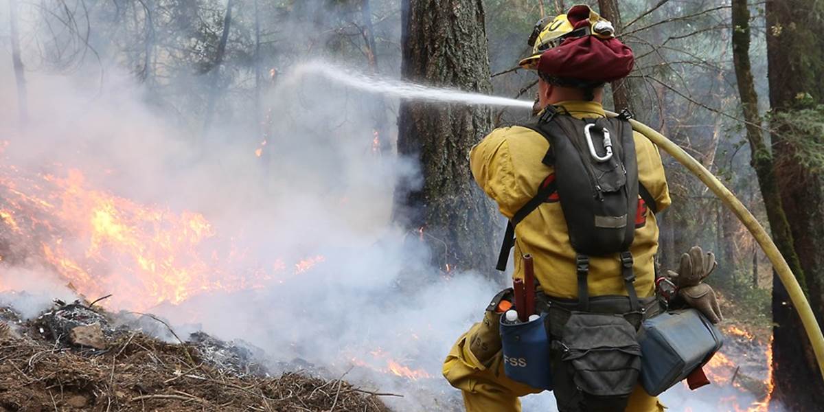 V Kalifornii zatkli v súvislosti s lesným požiarom údajného podpaľača