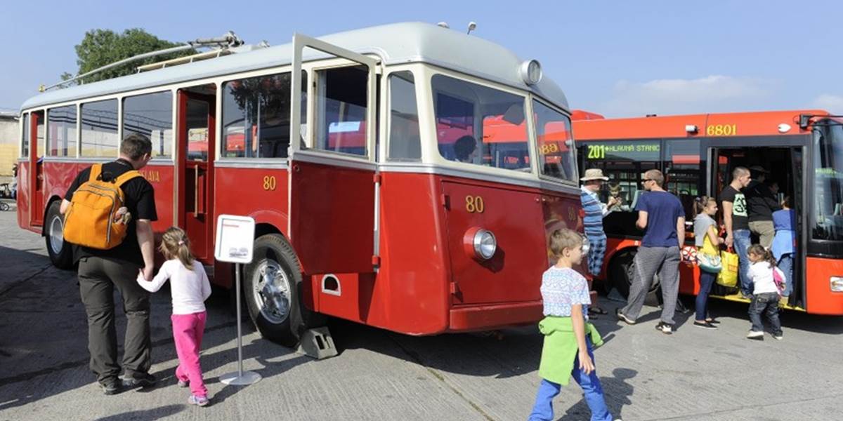 Ľudí na Deň otvorených dverí v DPB prilákal najmä zrekonštruovaný autobus