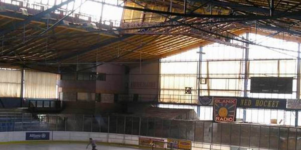 V českom Nymburku spadla časť strechy zimného štadióna