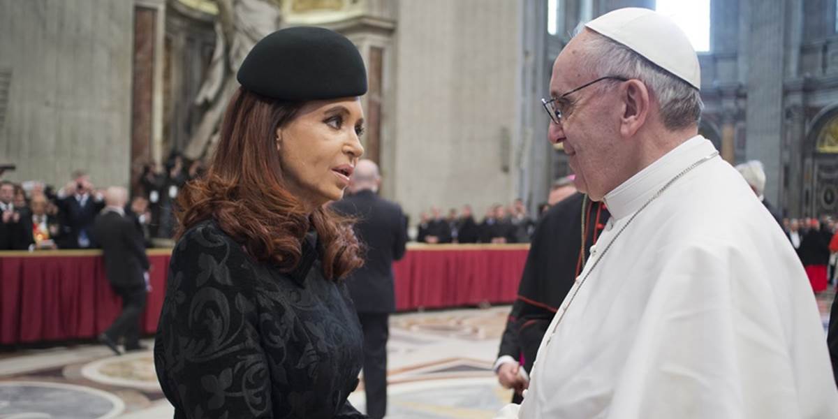 Argentínskej prezidentke pre priateľstvo s pápežom hrozí IŠ smrťou