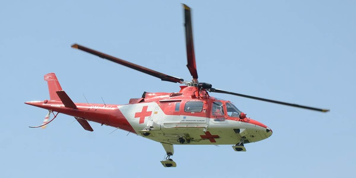 Záchranári s vrtuľníkom zasahovali priamo na ihrisku