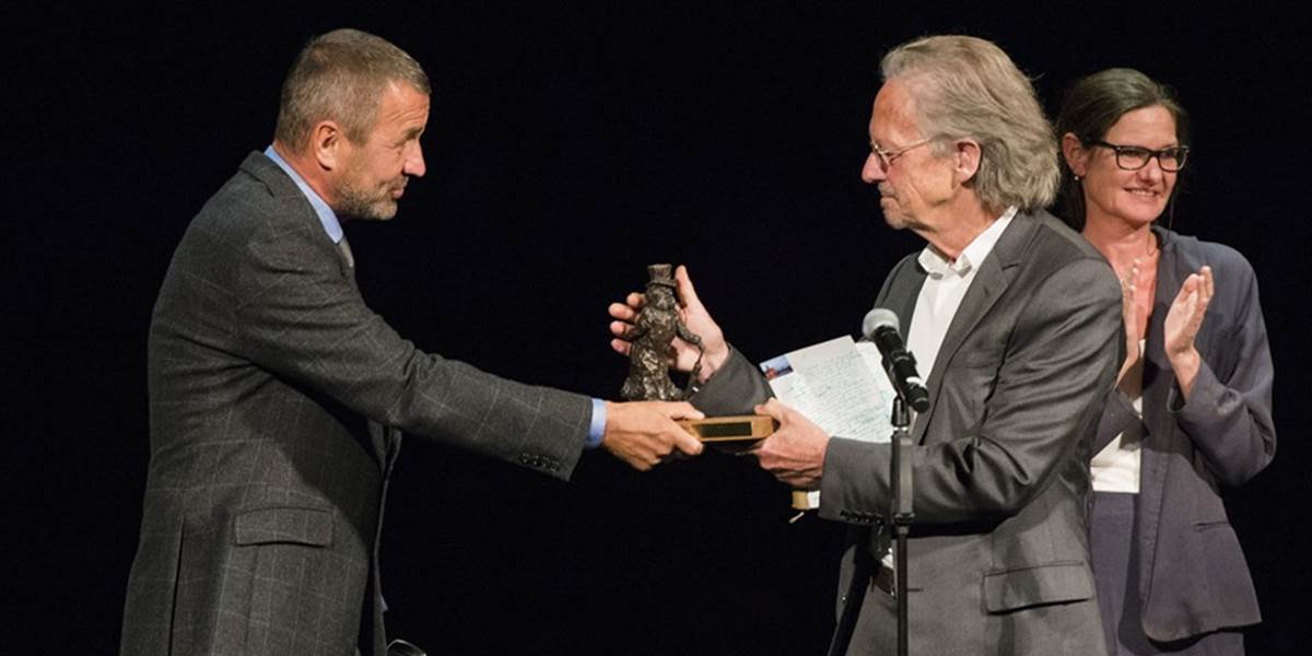Rakúsky spisovateľ Peter Handke dostal Ibsenovu cenu, odmeny sa vzdal