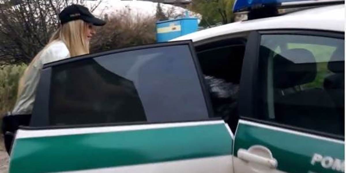 Za video maturantov s policajným autom potrestali policajta