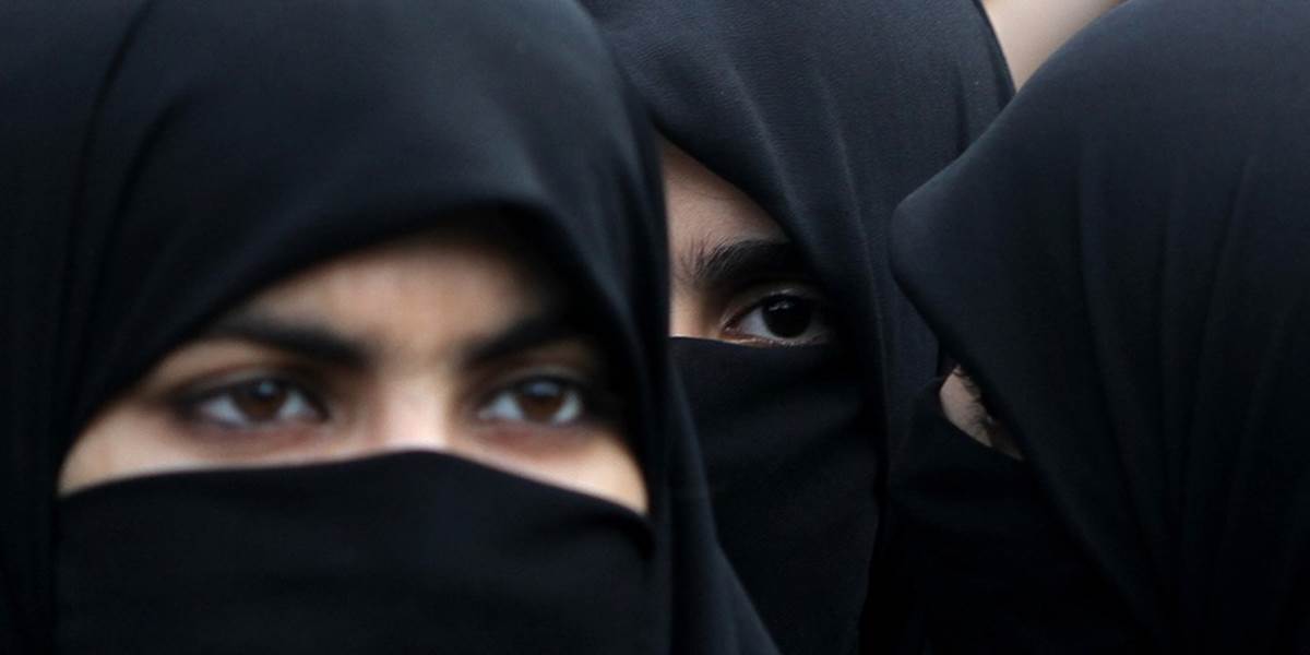 Desaťročné dievčatá smú nosiť do školy moslimské šatky