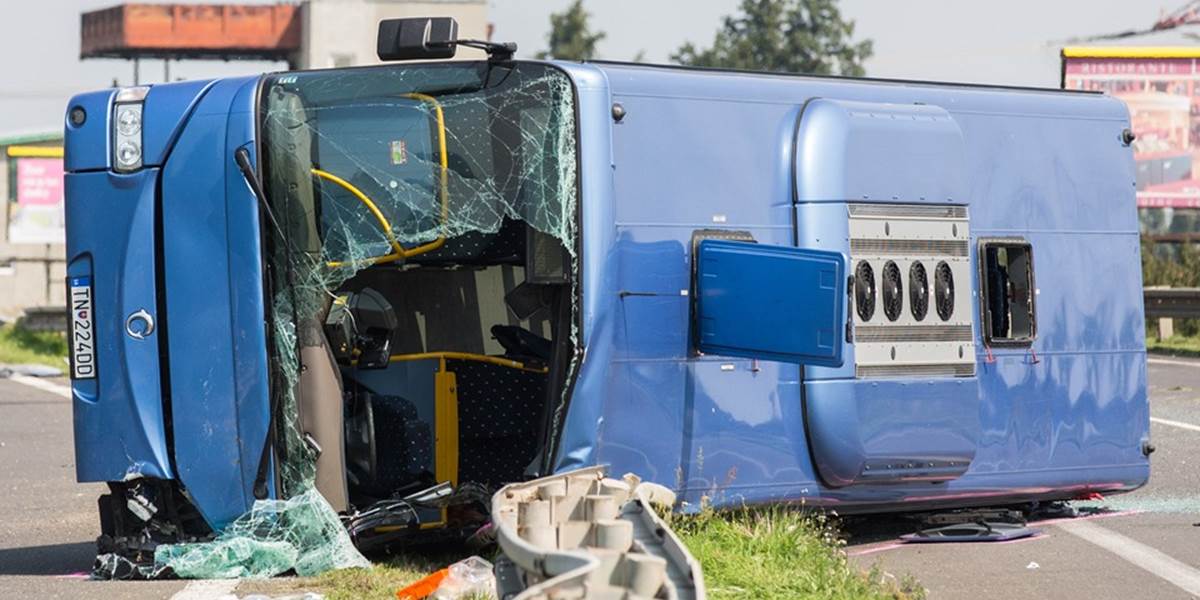 Na Orave havaroval autobus s turistami, dvaja ľahko zranení