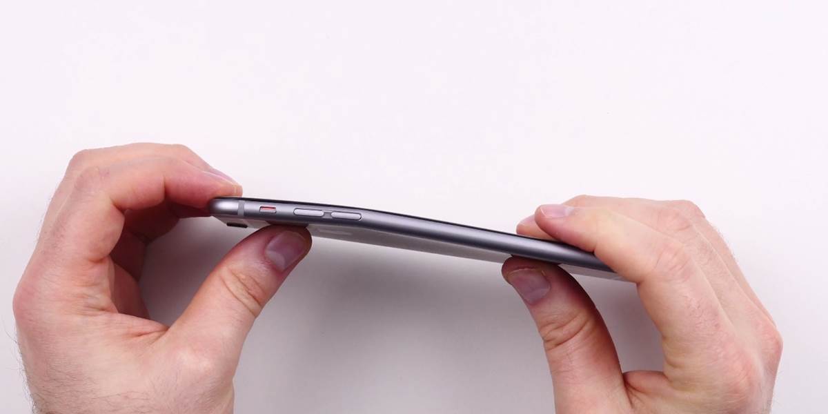 Nový iPhone 6 Plus má problém: Užívateľom sa ohol vo vrecku
