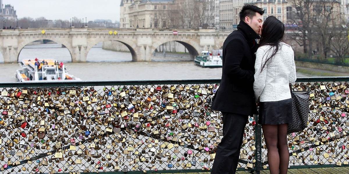 Stabilitu parížskych mostov ohrozujú visiace zámky z lásky