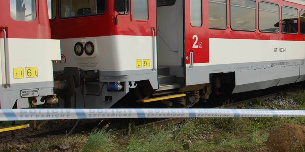 Žena utrpela ťažké zranenie pri zrážke pracovného vlaku s autom