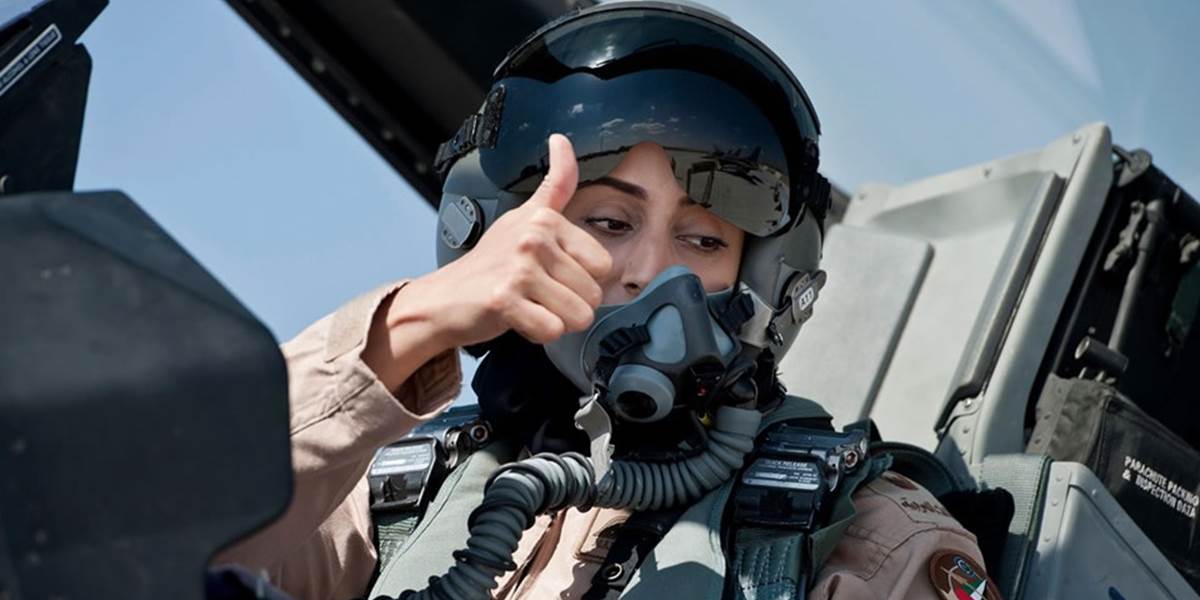 Na náletoch proti IS sa zúčastnila prvá pilotka bojovej stíhačky zo SAE