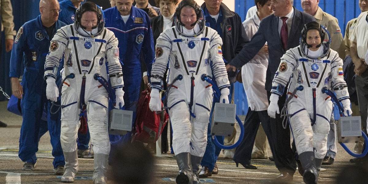 Kozmická loď Sojuz s americko-ruskou posádkou mieri na ISS