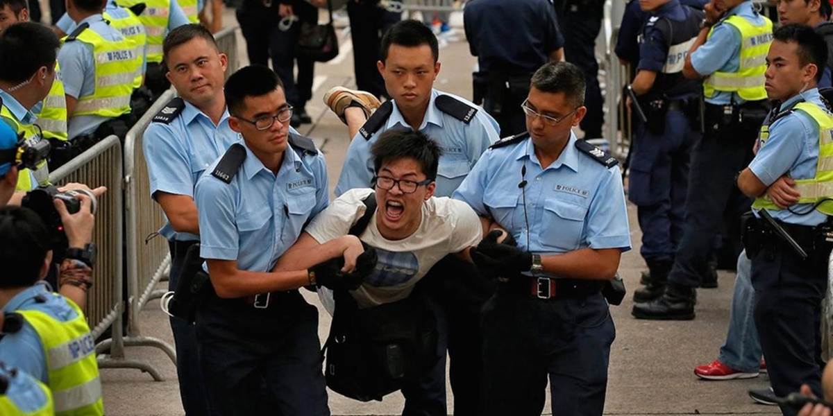 Hongkonská polícia zatkla desiatky študentov