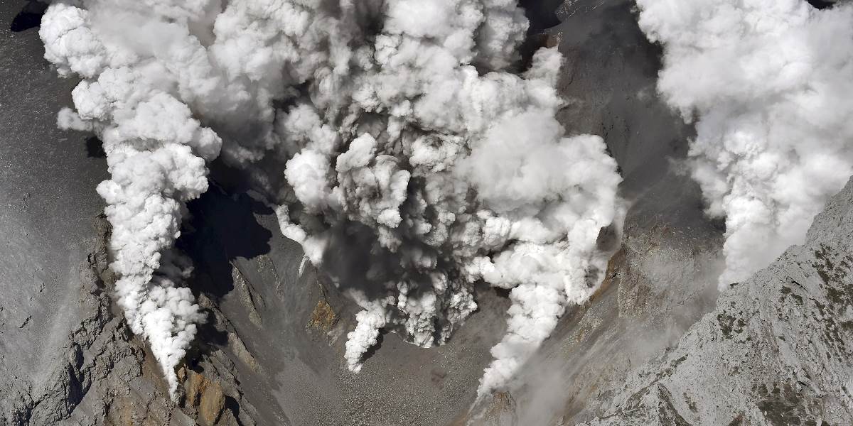 Erupcia sopky zranila ôsmich ľudí