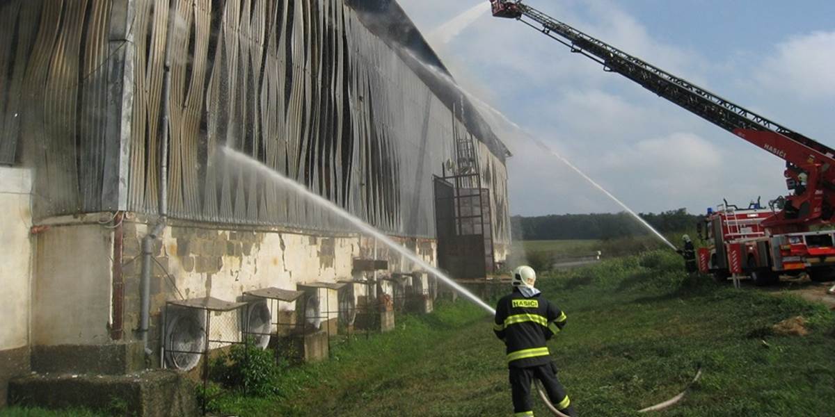 Oravských hasičov zamestnal požiar veľkokapacitného senníka