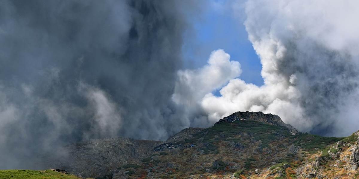 Zo sopky Ontake začali odvážať ďalšie telá obetí sobotňajšej erupcie